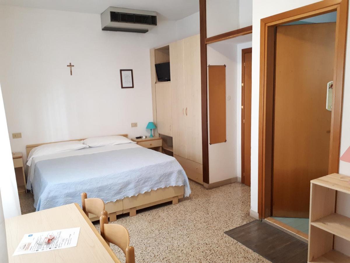 Hotel Villa Dina Lido di Jesolo Buitenkant foto