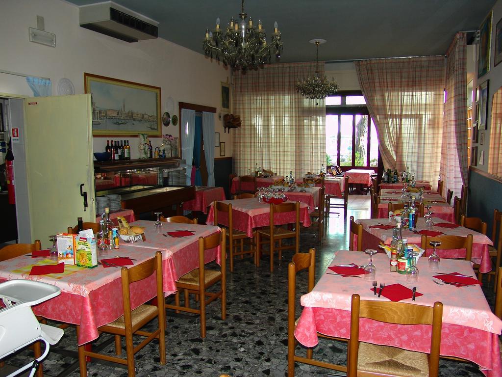 Hotel Villa Dina Lido di Jesolo Buitenkant foto