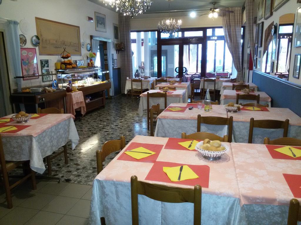 Hotel Villa Dina Lido di Jesolo Buitenkant foto