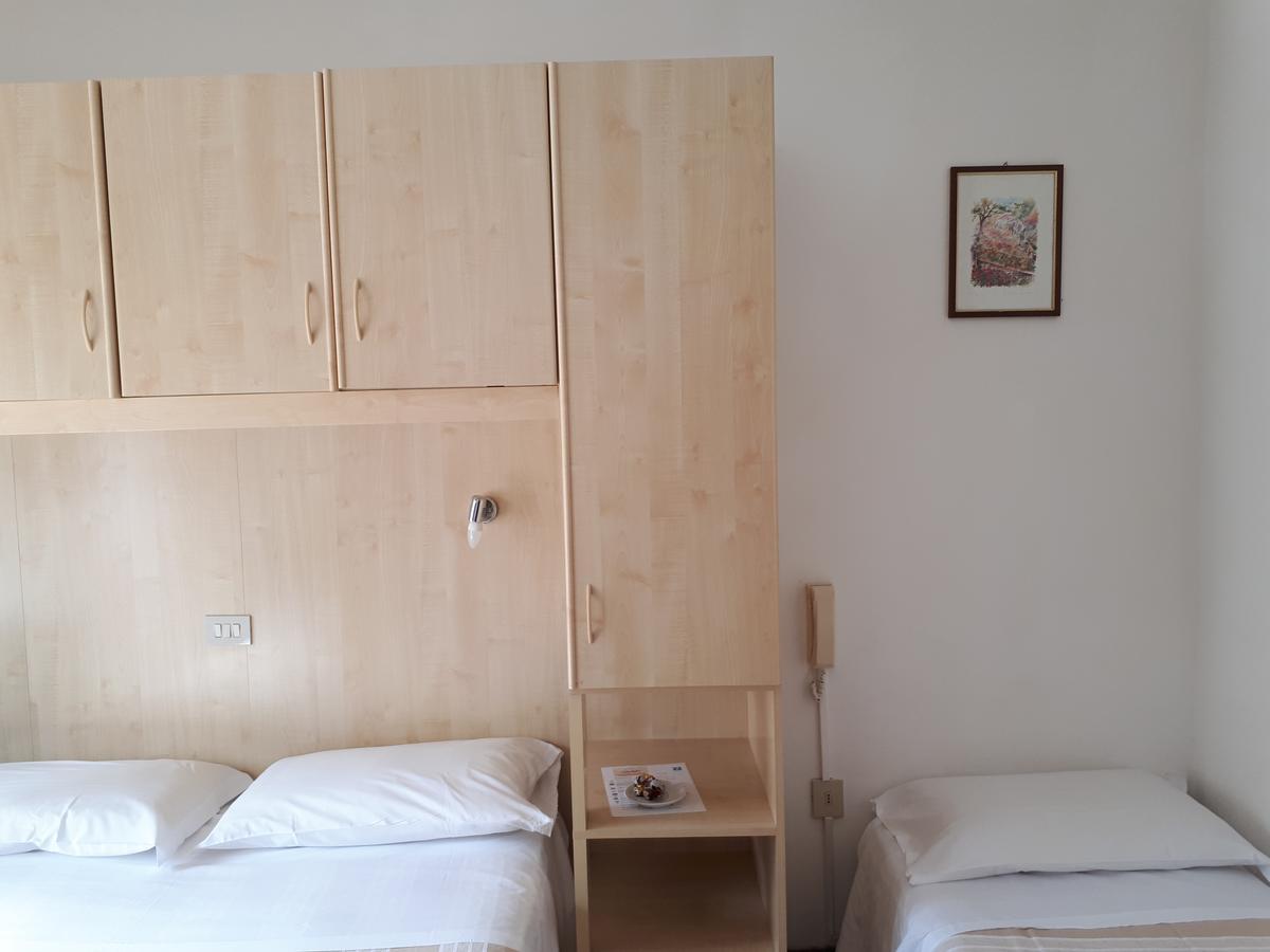 Hotel Villa Dina Lido di Jesolo Buitenkant foto