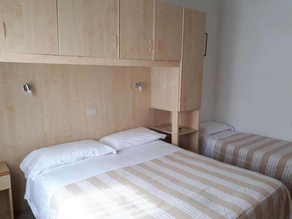 Hotel Villa Dina Lido di Jesolo Buitenkant foto