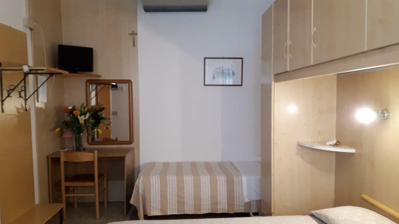 Hotel Villa Dina Lido di Jesolo Buitenkant foto