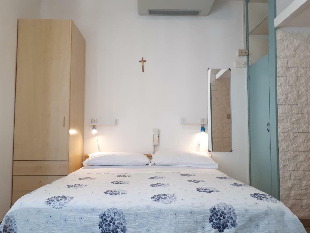 Hotel Villa Dina Lido di Jesolo Buitenkant foto