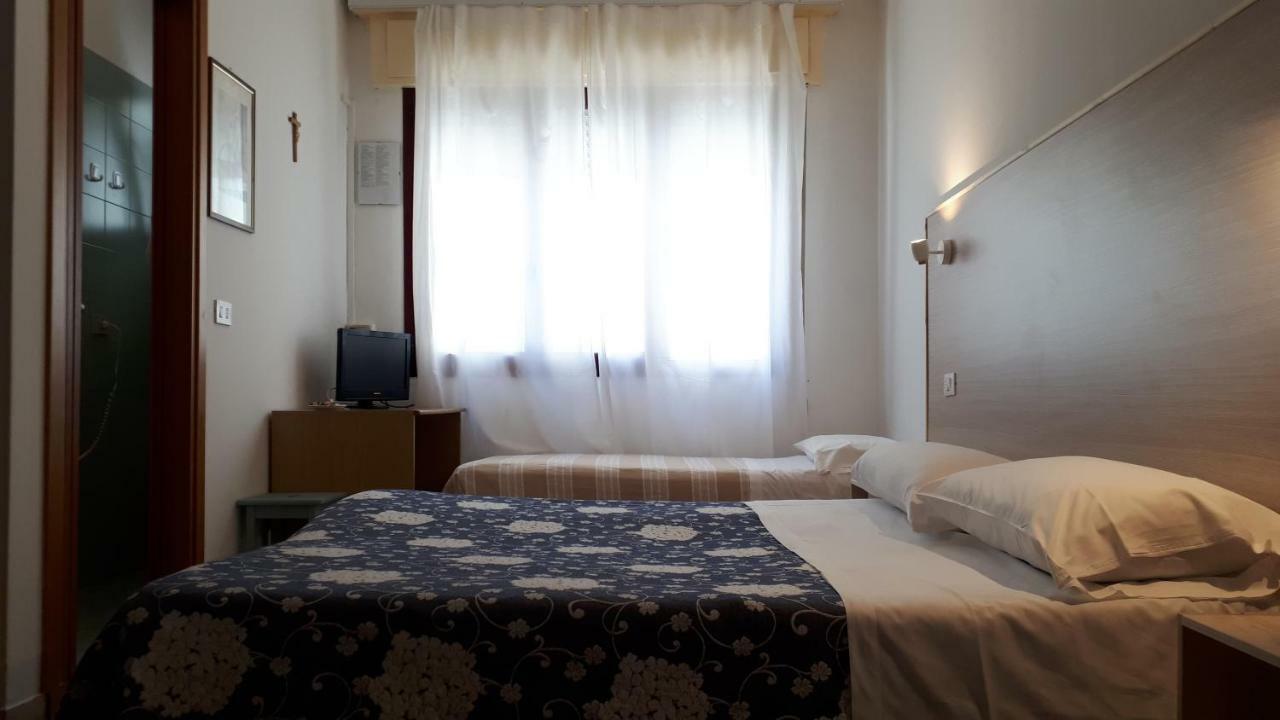 Hotel Villa Dina Lido di Jesolo Buitenkant foto