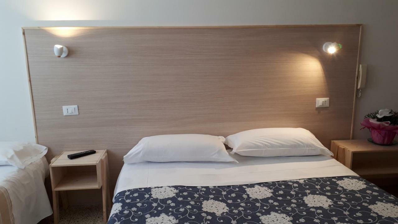 Hotel Villa Dina Lido di Jesolo Buitenkant foto
