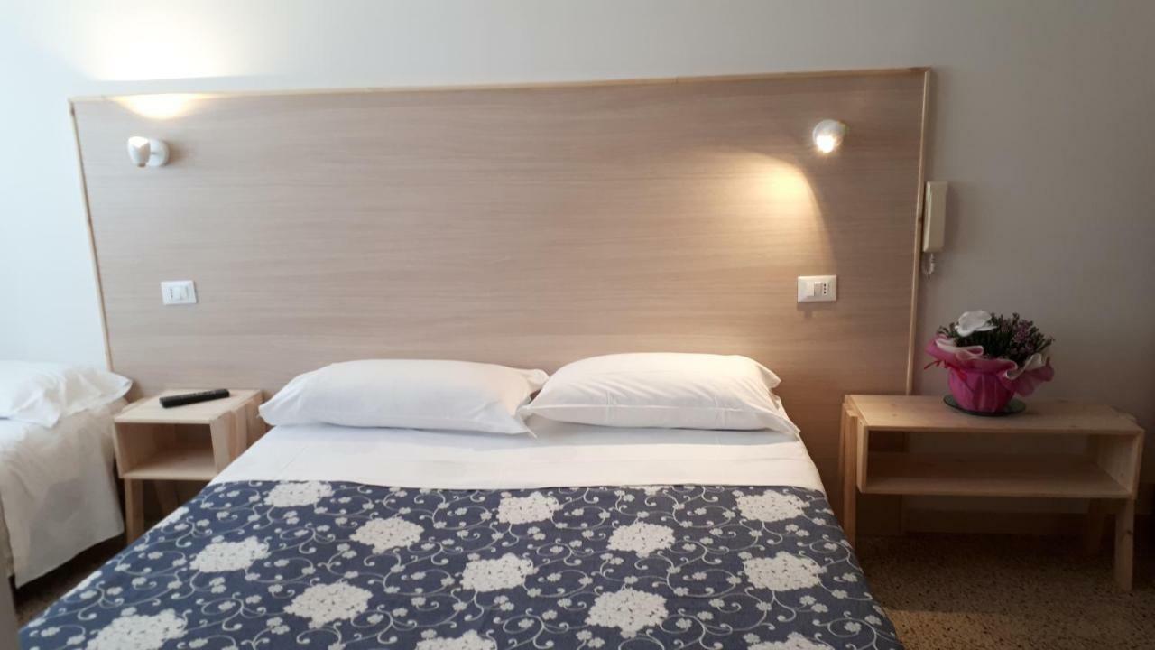 Hotel Villa Dina Lido di Jesolo Buitenkant foto