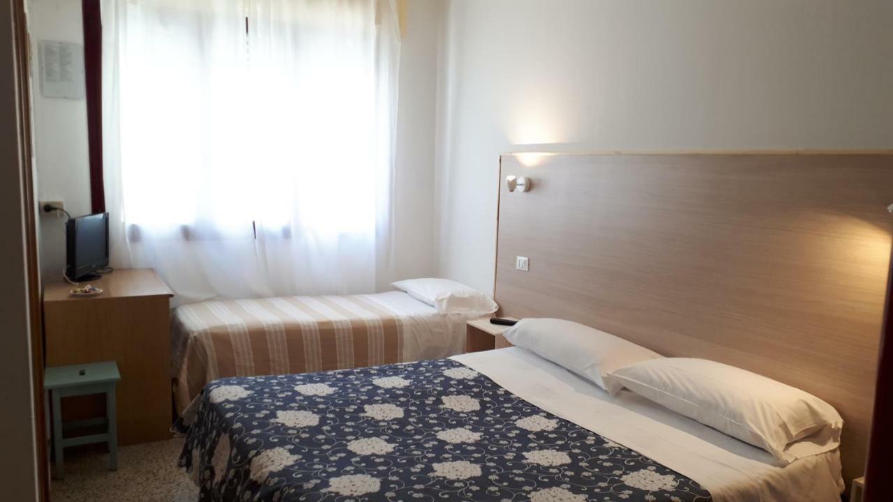 Hotel Villa Dina Lido di Jesolo Buitenkant foto
